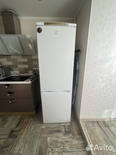 Холодильник двухкамерный indesit