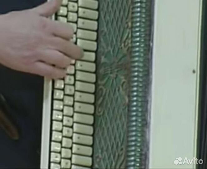 Целлулоид белый на гармонь как у Голованова