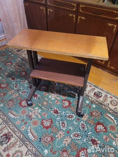 Столик на колесиках