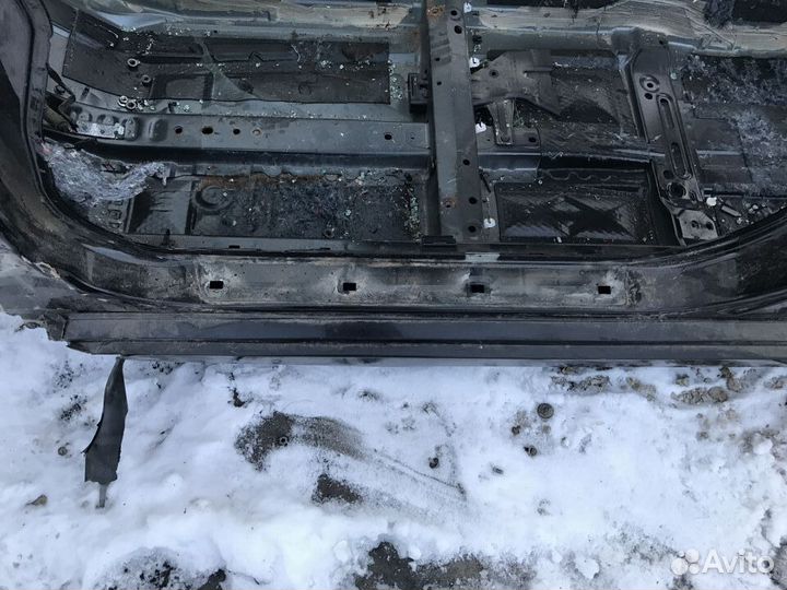 Средняя стойка кузова Nissan Teana J32