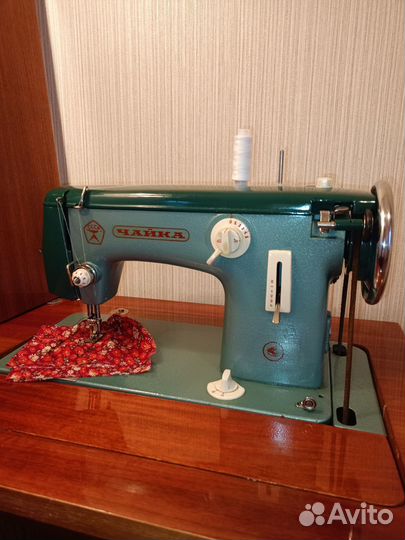 Швейная машина Чайка подольск ножная с тумбой