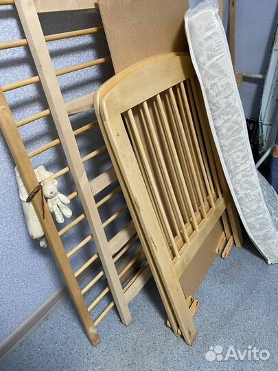 Детская кроватка с маятником без болтов