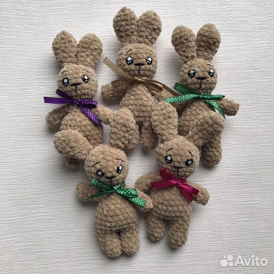 Плюшевый заяц вязаный