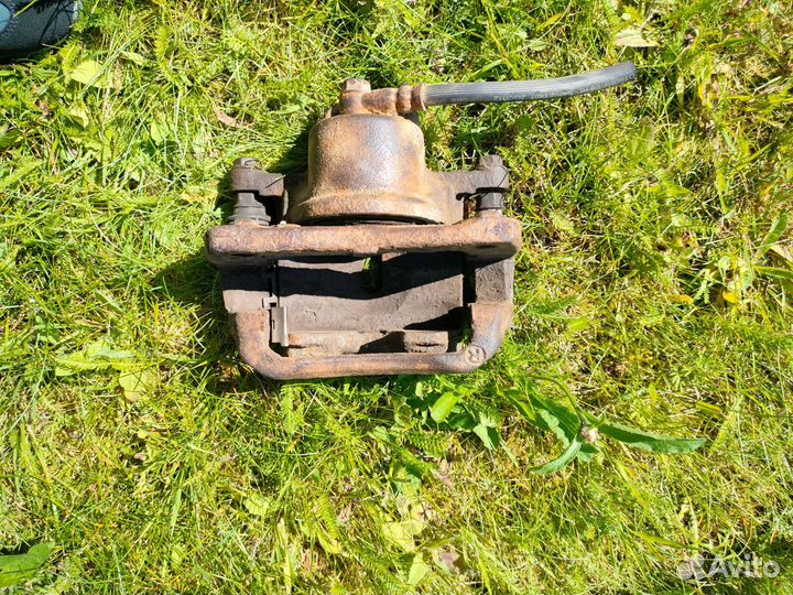 Суппорт передний правый со скобой Toyota Yaris