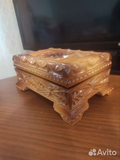 Деревянная шкатулка