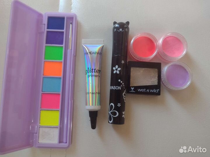 Косметика:карандаши, помады, тени и др