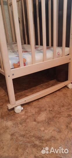 Детская кроватка с продольным маятником
