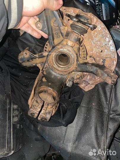 Кулак Шкода Октавия тур передний левый