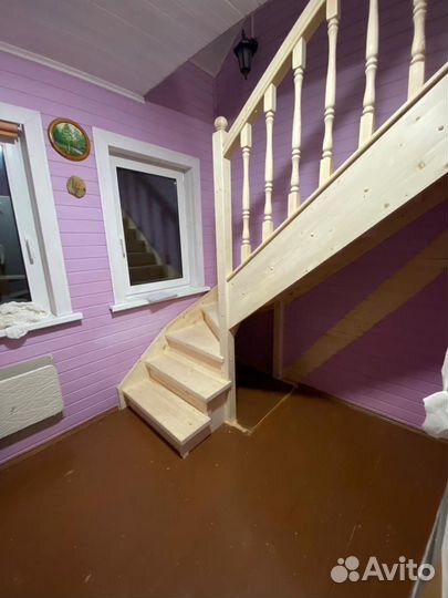 Деревянная лестница в частный дом