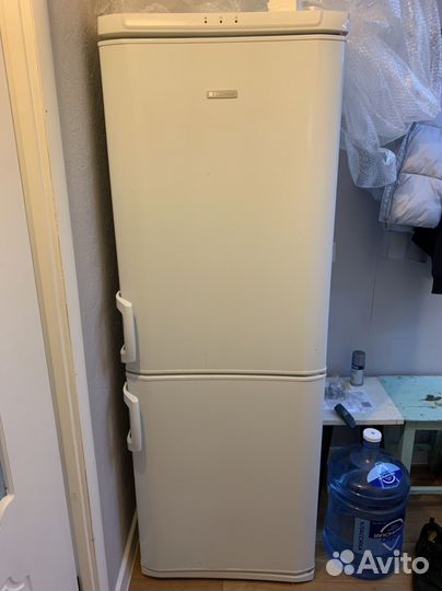 Холодильник electrolux erb30090w
