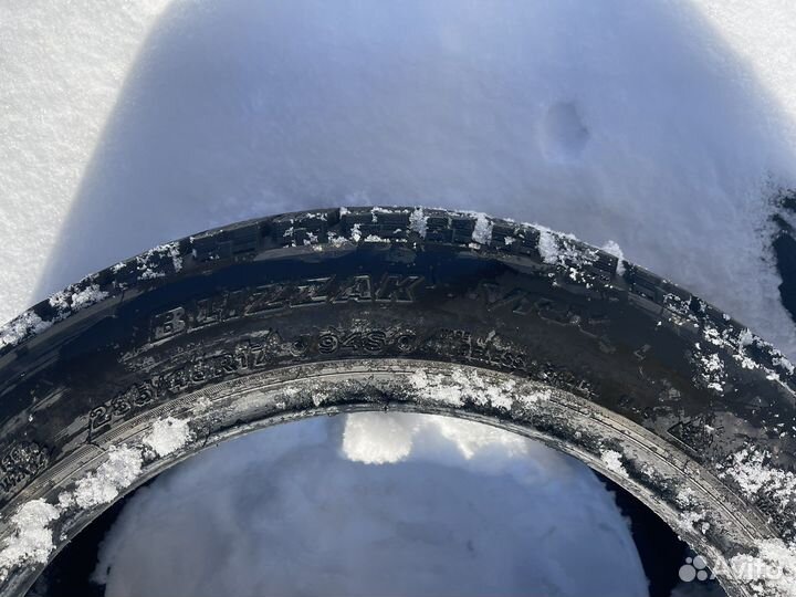 Bridgestone Blizzak VRX 235/45 R17 94S