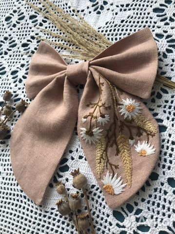 Бант с вышивкой