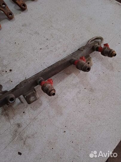 Топливная рампа с форсунками Nissan Terrano 2