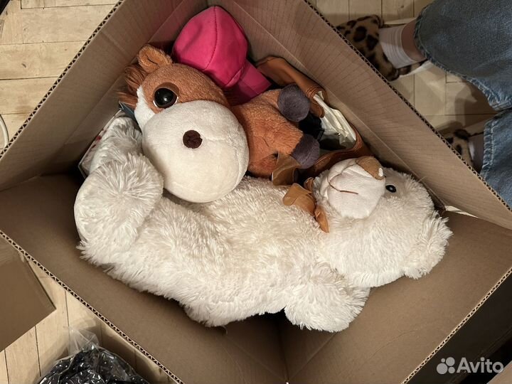 Коробка с детскими игрушками
