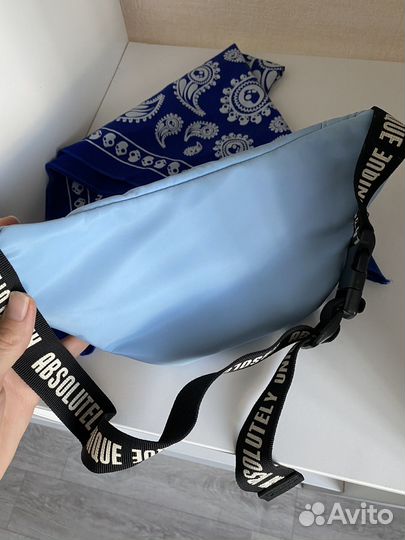 Сумка бананка на пояс голубая, бандана с черепами