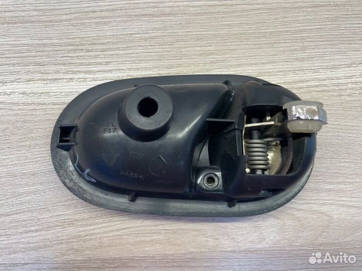 Внутренняя ручка двери левая Renault Logan