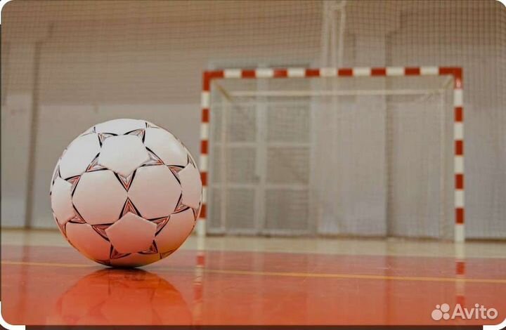 Игра в футбол для всех возрастов в зале