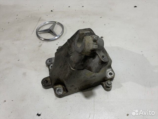 Кронштейн двигателя левый Мерседес M276
