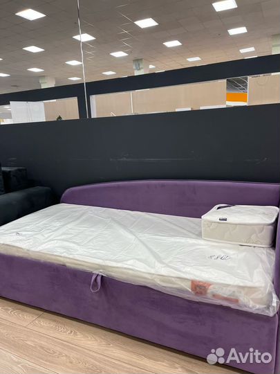 Подростковая кровать в мягкой обивке