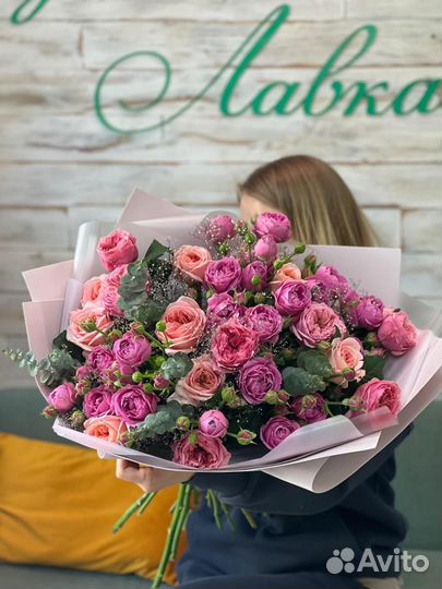 Букет из ароматной пионовидной розы с эвкалиптом