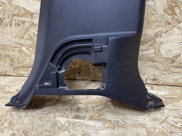 Обшивка стойки правая Toyota Land Cruiser 200