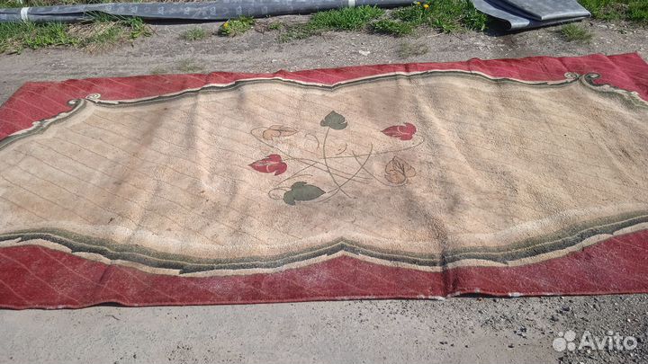 Ковровая дорожка и большой ковер