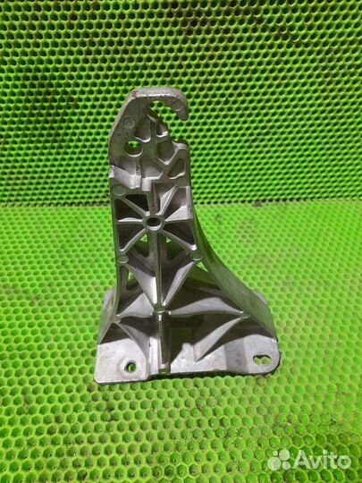 Кронштейн крепления подлокотника Audi A8 D3 Ауди