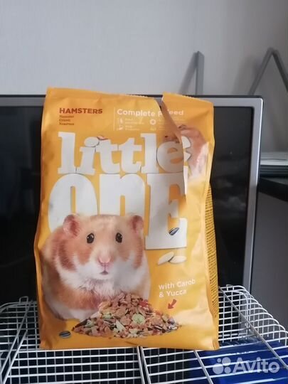 Сирийский хомяк с клеткой