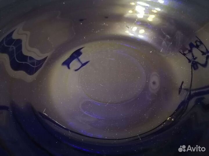 Антикварная тарелка из синего стекла