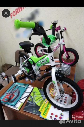Детский велосипед с дополнительными колесиками