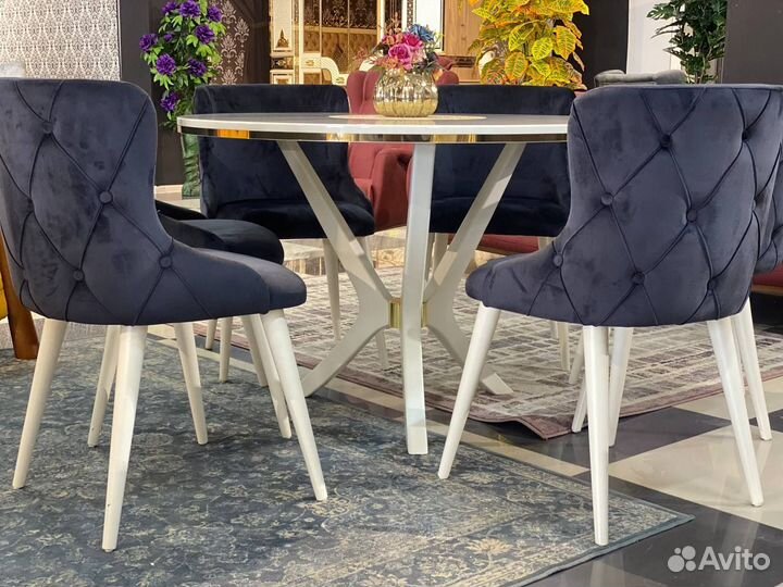 Круглый стол и стулья