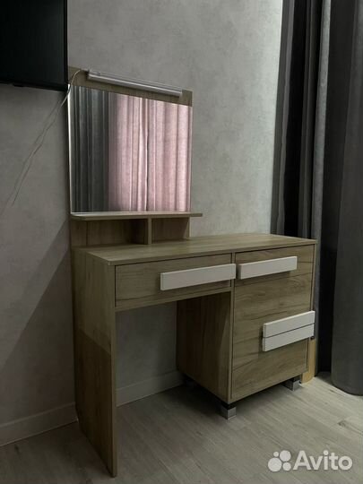 Туалетный столик с зеркалом и подсветкой