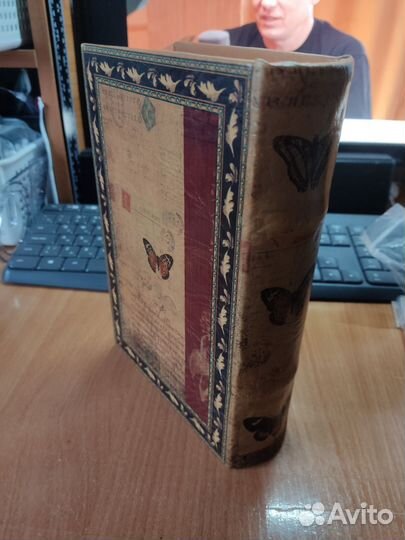 Деревянная шкатулка тайник в виде книги