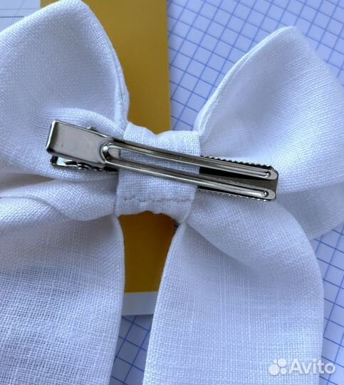 Бант с вышивкой ручной работы