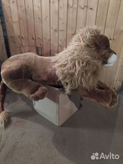 Плюшевые львы и собачонка