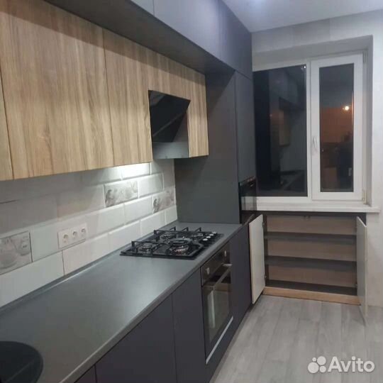 Кухня на заказ трехуровневая