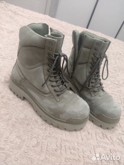 Balenciaga strike boots на руках