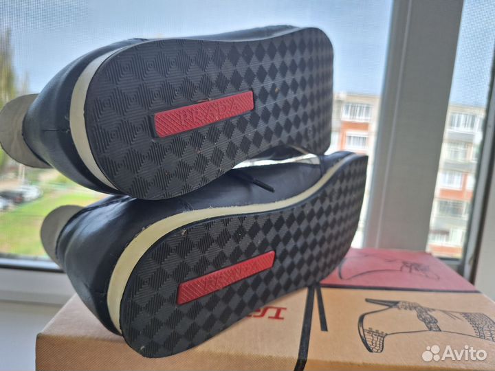 Кожанные кроссовки Prada