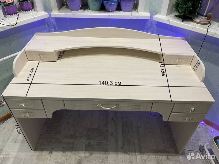 Компьютерный стол бежевый