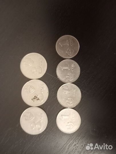 Монеты в 3 и 1 сом