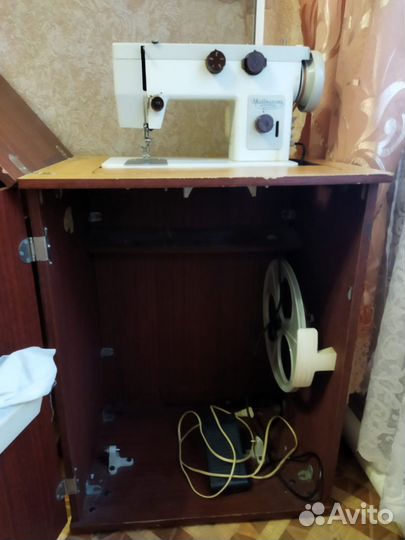 Швейная машина Чайка 143