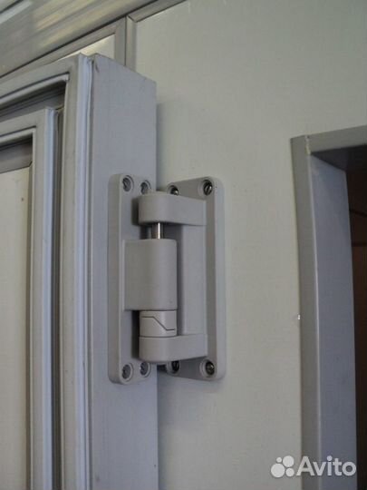 Дверной блок, панели шип-паз, петли двери, ручка