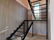 Лестница внутри дома с перилами