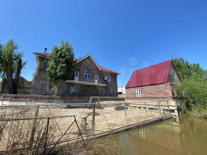 Коттедж 365 м² на участке 18 сот.