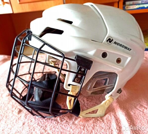 Хоккейный шлем