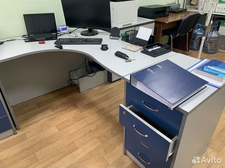 Стол офисный угловой с двумя откатными тумбами бу