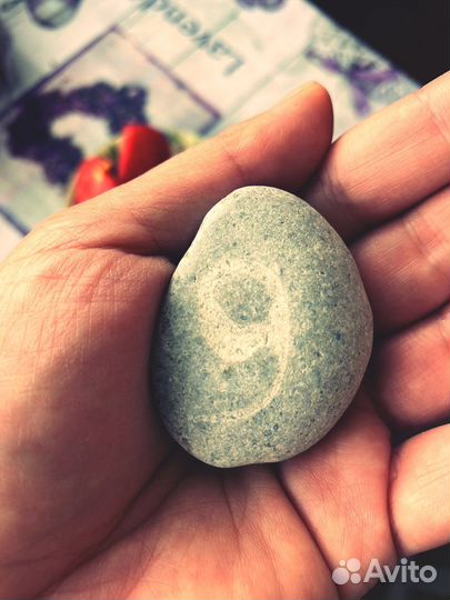 Камень с цифрой 9 или 6