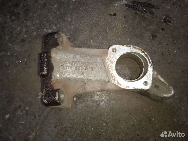 Лапа двигателя Mercedes w123 мерседес 123