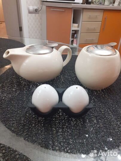 Заварочный чайник, сахарница, солонка, перечница