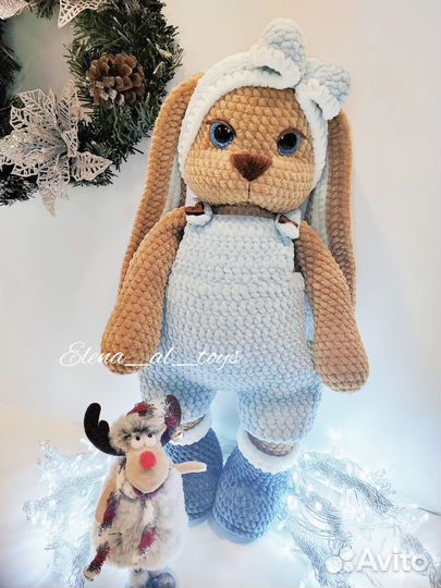 Большой плюшевый заяц